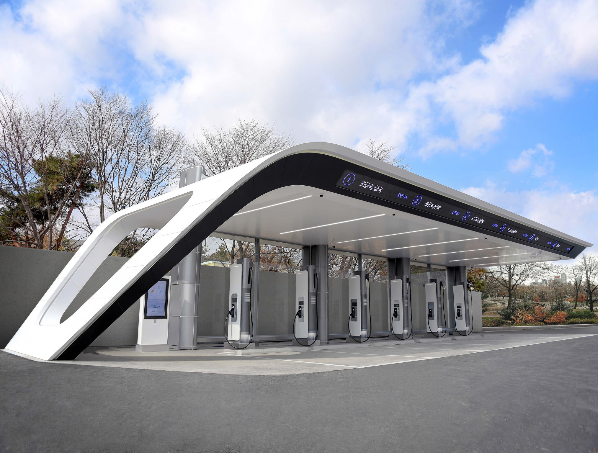 Powering Up: The Intricate Dance of Ultra-Fast EV Charging Technologies