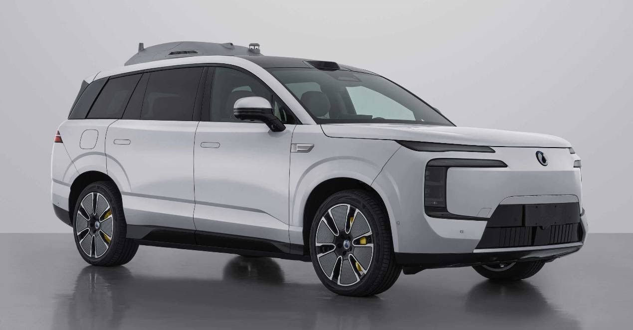 Reimagining SUVs: A Symphony of Connectivity and Smart Interfaces